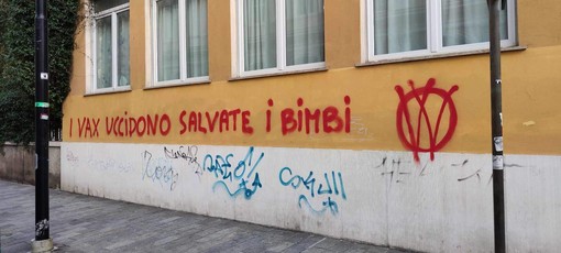 Scritte vandaliche no vax alle scuole Pertini Colombo e al nido di Lavagnola