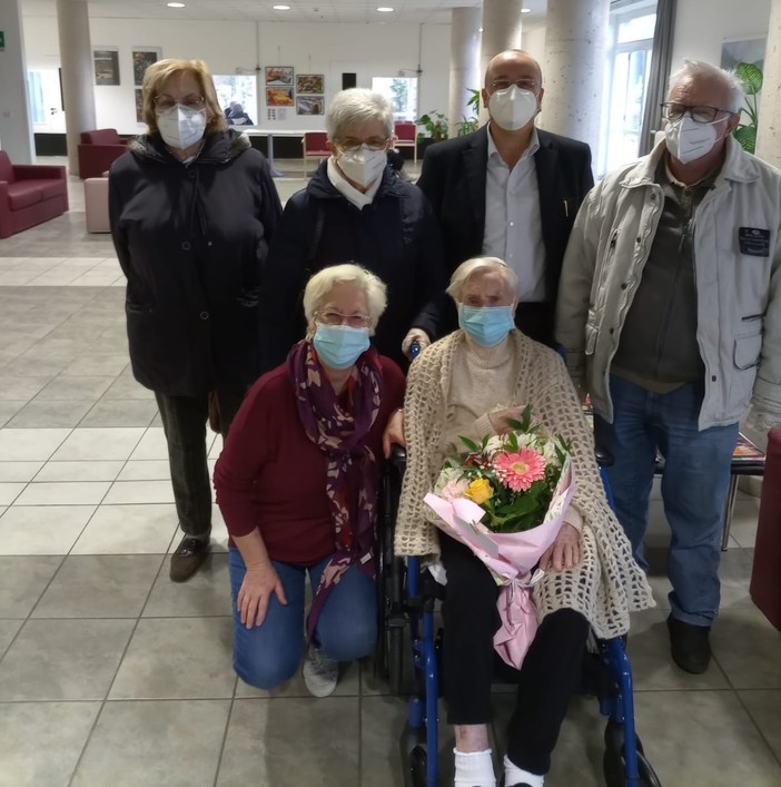 Plodio è in festa per i 99 anni di 'nonna' Pierina, decana del paese valbormidese (FOTO)