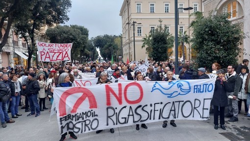 No al rigassificatore, corteo e fiaccolata per Savona: &quot;Golar Tundra a Sv/Vado è pazzia&quot; (FOTO E DIRETTA FACEBOOK)