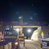 Varazze, posato il nuovo ponte sostitutivo sopra l'A10: nella mattinata di venerdì la riapertura al traffico