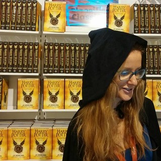 Una folla di maghetti in attesa del libro di Harry Potter alla Ubik