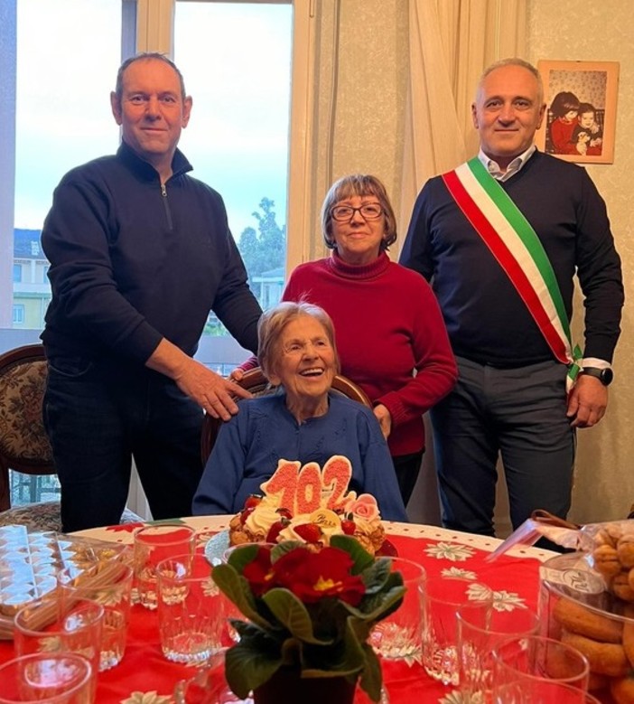 Albisola, nonna Maddalena Teresa compie 102 anni: gli auguri del sindaco