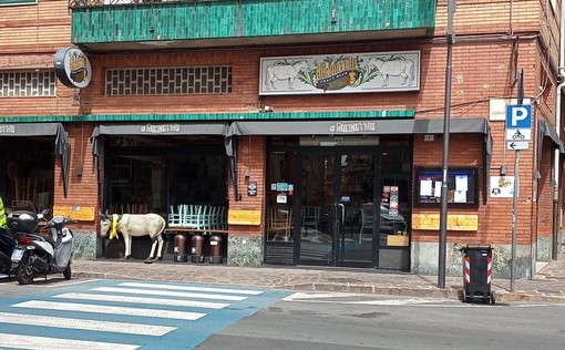 Far West nel centro di Alassio: dipendenti minacciati, arredi distrutti e motorini danneggiati