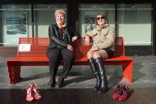 In foto panchina e scarpette rosse, simbolo del 25 novembre e della lotta alla violenza di genere