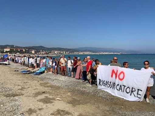 No al rigassificatore, la protesta continua sotto la Provincia: spazio alle bottiglie vuote di candeggina e una lista di cori