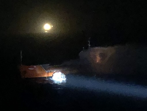 Mercantile a fuoco: l'equipaggio di Costa Luminosa mette in salvo 11 marinai (VIDEO)