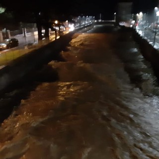 Il torrente Nimbalto a Loano: preoccupa il livello dell'acqua (foto tratta dalla pagina Facebook del consigliere provinciale Luana Isella)