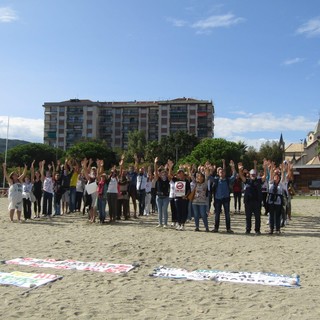 Rigassificatore, prosegue la protesta: un No &quot;umano&quot; contro il progetto sulla spiaggia di Zinola (FOTO)