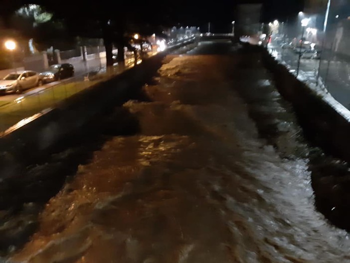 Il torrente Nimbalto a Loano: preoccupa il livello dell'acqua (foto tratta dalla pagina Facebook del consigliere provinciale Luana Isella)