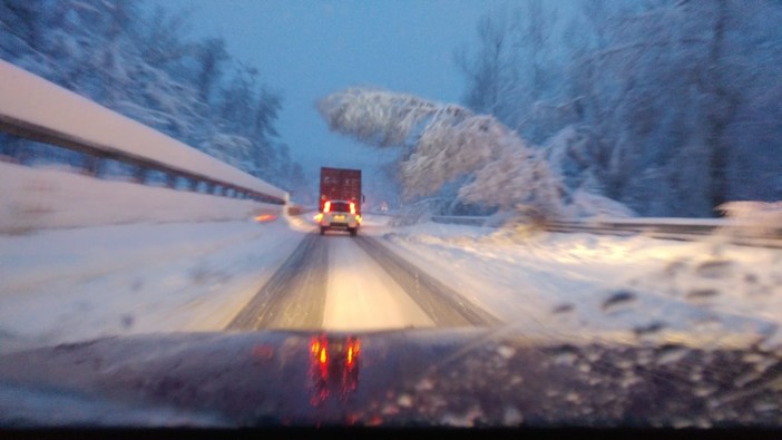 Mezzi bloccati dalla neve in Val Bormida: disagi al traffico su Sp28 e A6