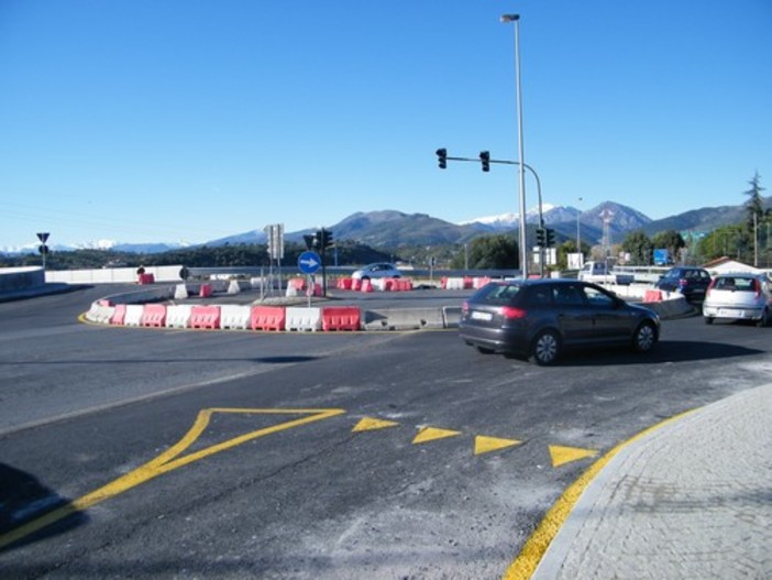Albenga: lavori alla rotonda, traffico e disagi
