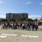 Rigassificatore, prosegue la protesta: un No &quot;umano&quot; contro il progetto sulla spiaggia di Zinola (FOTO)