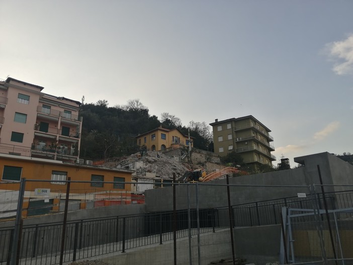 Noli, continua la demolizione del civico 18 di via Belvedere: cambi provvisori alla viabilità