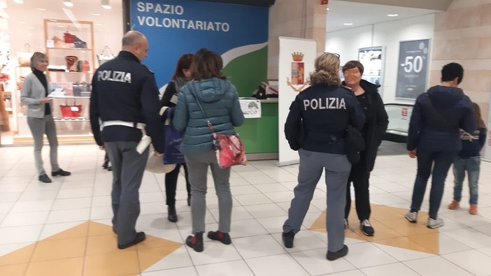 Savona, la Polizia di Stato contro la violenza sulle donne: ieri l'iniziativa &quot;Questo non è amore&quot;