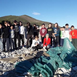 I giovani del &quot;Consiglio Comunale dei ragazzi del Golfo dell'Isola&quot; puliscono le spiagge spotornesi