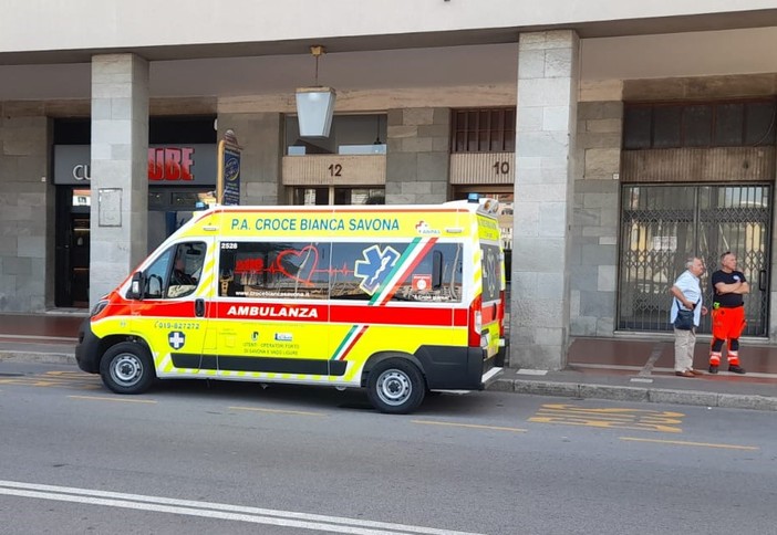 Savona, una nuova ambulanza per la Croce Bianca con il contributo economico degli operatori del porto