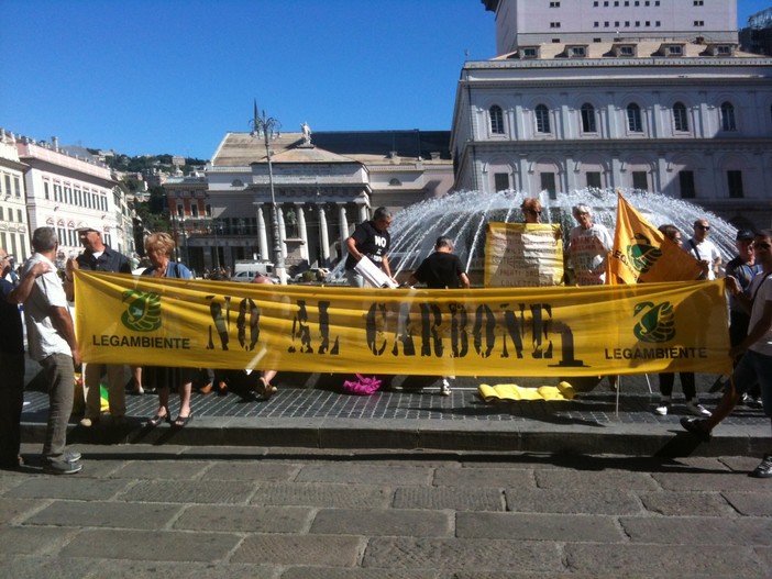 Presidio a Genova contro il carbone:&quot;Abbattere subito l'inquinamento delle centrali, il carbone è insostenibile e va superato&quot;