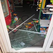 Varazze, furti in due stabilimenti balneari: spaccata anche la vetrina di un negozio di giocattoli (FOTO)
