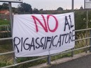 No al rigassificatore, alle 15 la manifestazione: una catena umana in spiaggia da Albissola a Spotorno