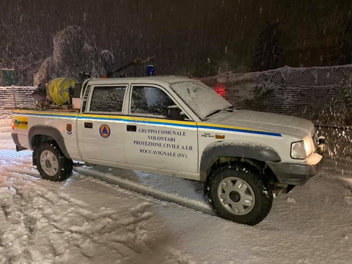 La prima neve blocca la Val Bormida, numerose strade chiuse per caduta alberi (FOTO e VIDEO)