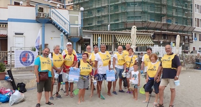 Savona, &quot;No mozziconi allo Scaletto&quot;, l'iniziativa di Assonautica per la pulizia delle spiagge