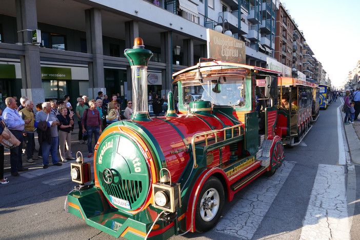 Due trenini navetta, 500 parcheggi e un’area camper gratuiti per arrivare all’Oktoberfest Cuneo