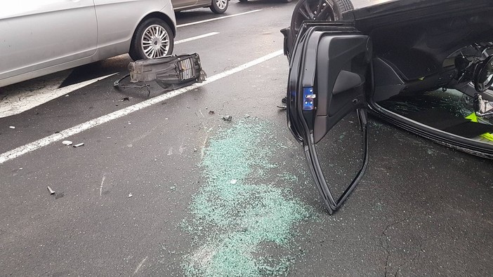 Auto ribaltata in viale Pontelungo ad Albenga (FOTO E VIDEO)