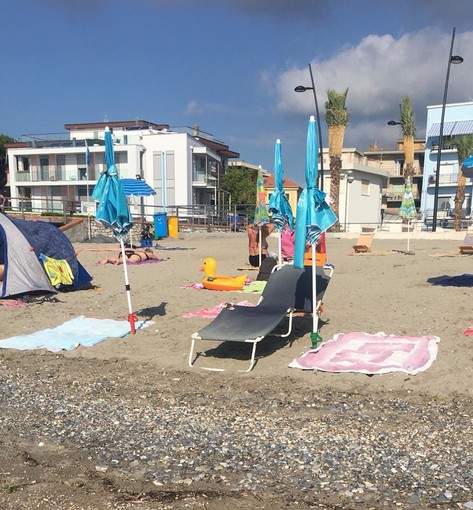 Il fenomeno del 'segnaposto' colpisce le spiagge del savonese