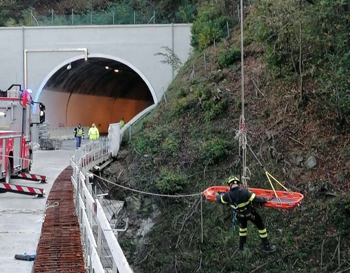 Muore cadendo da un viadotto sull'A6: la Procura apre un fascicolo per omicidio colposo a carico di ignoti