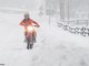 Vanni Oddera tra la neve con la sua moto