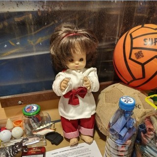 La storia di &quot;Ondina&quot;, la bambola vintage trovata sulla spiaggia: Assonautica la adotta per una giusta causa