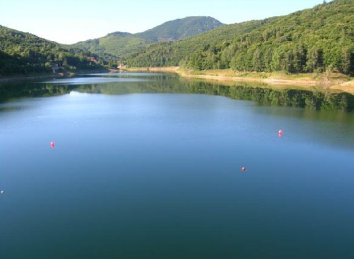 Un corso per bagnini sulle rive del lago di Osiglia