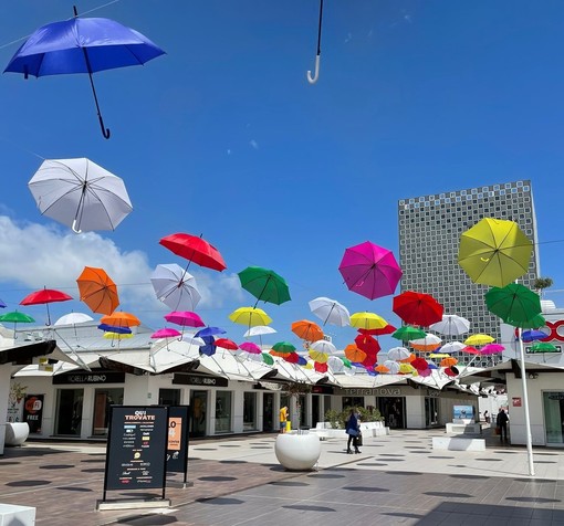 Il Molo 8.44 dei colori, diversi ombrelli colorati riempiono l'area esterna della struttura (FOTO)