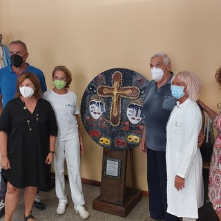 &quot;Il simbolo della fede&quot;, nella cappella dell'ospedale S. Paolo inaugurata un'opera dedicata agli operatori sanitari (FOTO E VIDEO)