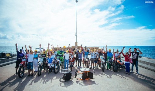 Vanni Oddera fa provare l'emozione della sua moto ai disabili