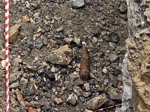 Cisano, trovato un ordigno bellico nel fiume a Martinetto: area recintata in attesa degli artificieri