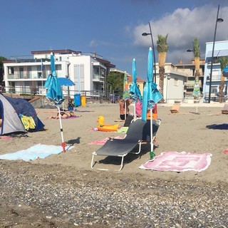 Il fenomeno del 'segnaposto' colpisce le spiagge del savonese