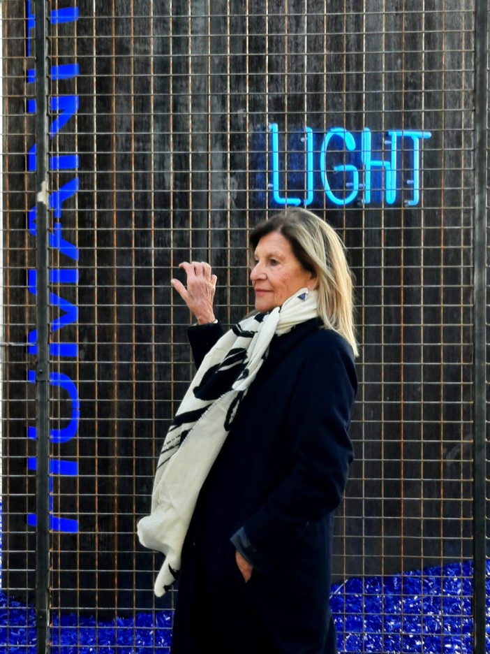 Andora inaugura l’opera “La Luce della mente – Un’insegna Urbana” dell’artista Federica Marangoni