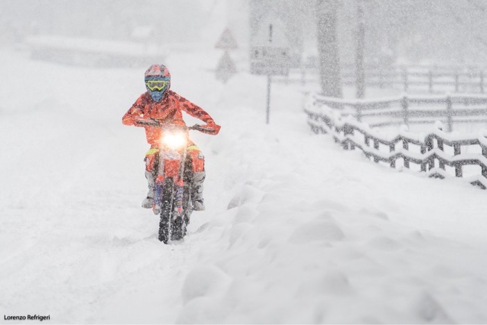 Vanni Oddera tra la neve con la sua moto