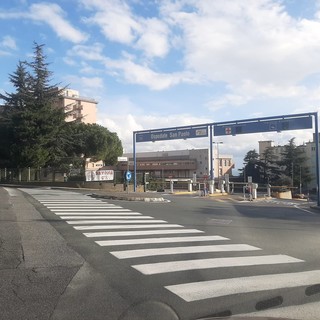 Aumenta di 20 centesimi l'ora il parcheggio negli ospedali, la protesta degli utenti