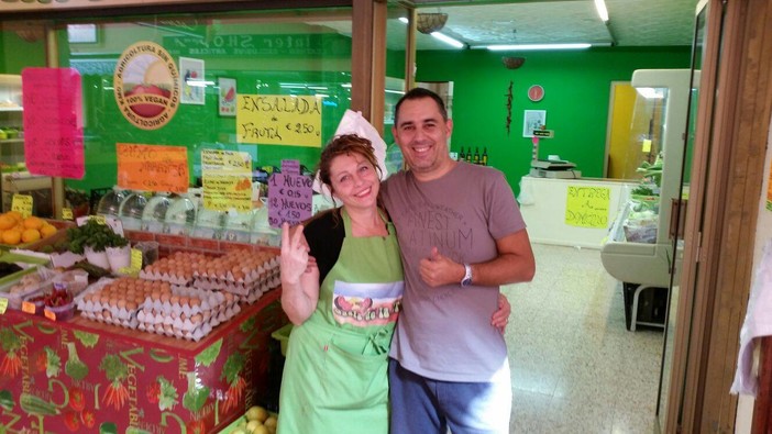 Da Albenga alle Canarie, da geometra a fruttivendolo, la storia di Gianluca e Giusi