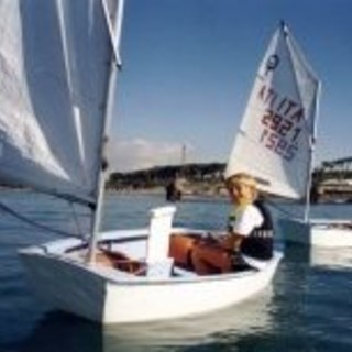 Salone Nautico, i bambini si avvicinano alla vela andando sugli Optimist