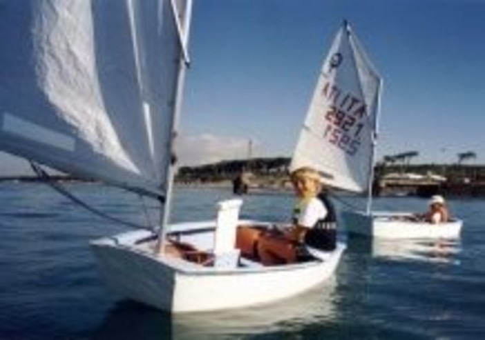 Salone Nautico, i bambini si avvicinano alla vela andando sugli Optimist