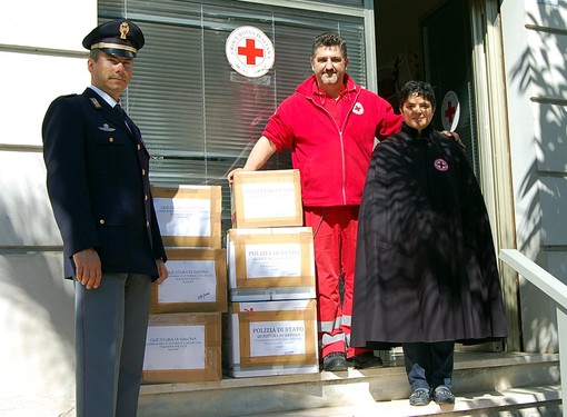 Alassio, la Polizia di Stato dona capi di abbigliamento contraffatti e sequestrati alla Croce Rossa