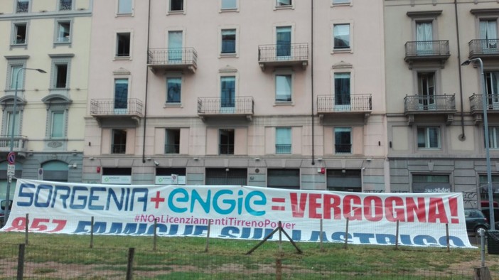 Tirreno Power, la protesta dei lavoratori arriva alla sede di Sorgenia a Milano: a settembre riapertura tavolo tecnico al Mise