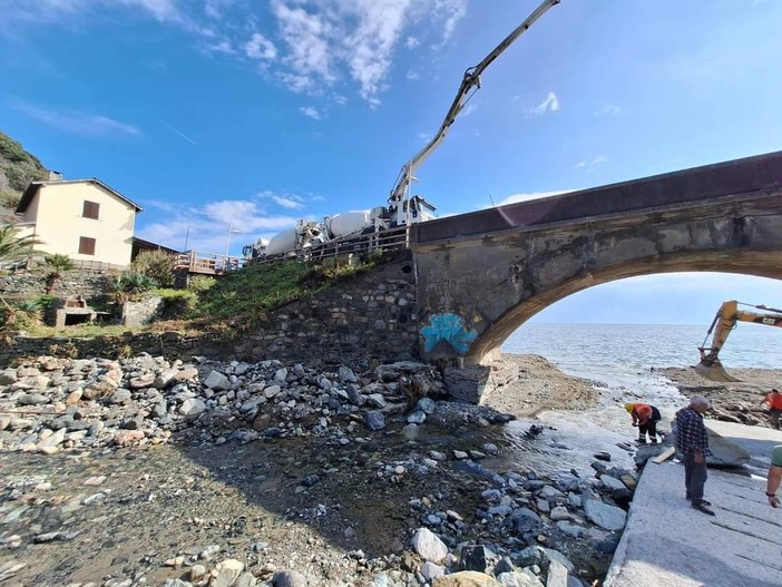 Varazze, danni alla pila del ponte alla foce del rio Arenon: 630mila euro per i lavori