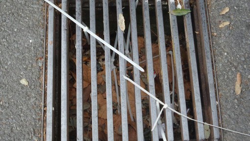 Sporcizia e degrado in via Piazza del mercato a Loano