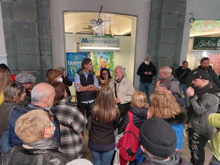 Tamponi da 8 euro ritornano a 15, lavoratori si scagliano contro la farmacia Saettone. Loschi (Cub): “Speculazione, invitiamo a non farli lì” (FOTO e VIDEO)