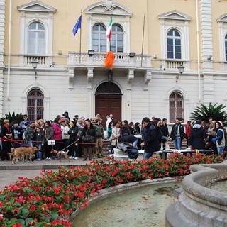 Successo per la passeggiata benefica a sei zampe ad Alassio