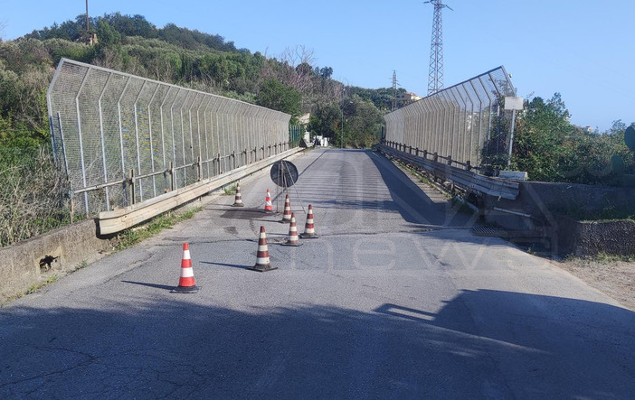 Pietra, si apre una buca nel cavalcavia sopra la A10: traffico aperto a senso unico alternato